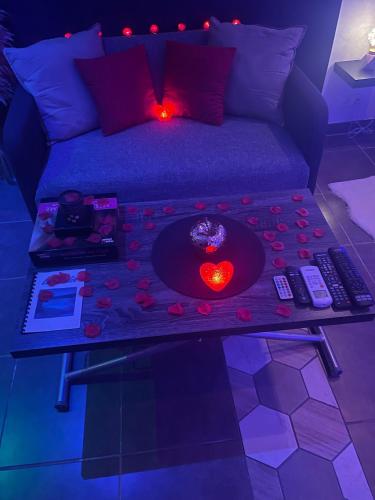 Χώρος καθιστικού στο LeStudio83210 Loveroom jacuzzi balneo petit déjeuner inclus meublé de tourisme 3 étoiles
