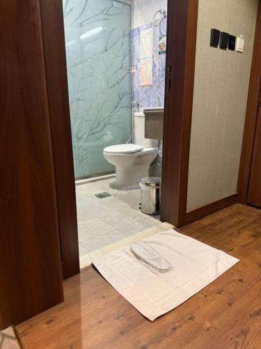Salle de bains dans l'établissement Crown Town Hotel