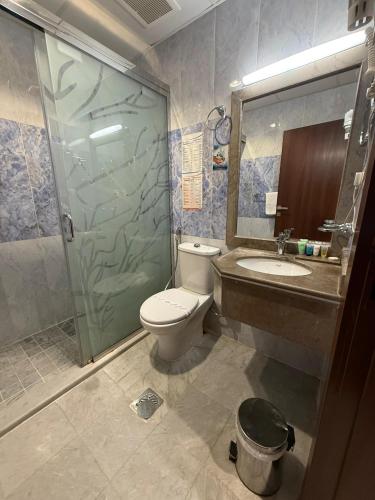 Salle de bains dans l'établissement Crown Town Hotel