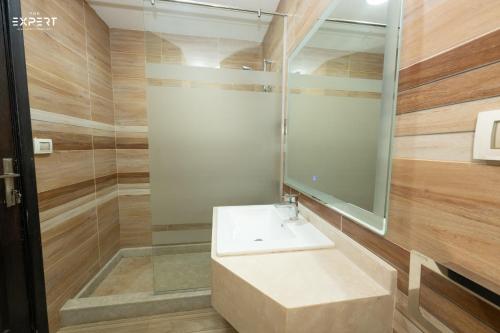 Koupelna v ubytování Elegant 2BR Near Airport