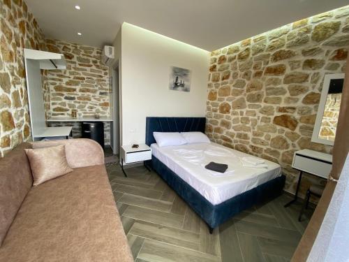 una camera d'albergo con un letto e un divano di Lila view a Qeparo