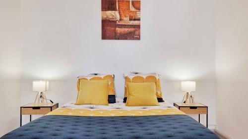 - une chambre avec un lit bleu et deux lampes dans l'établissement Loft lumineux près du port du canal, à Colmar