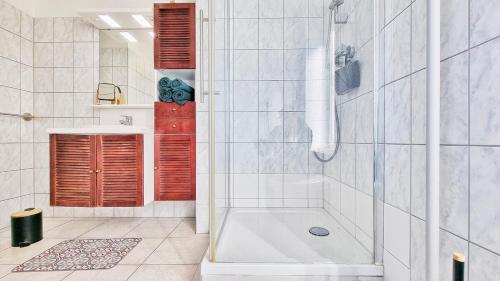 une salle de bain avec douche et baignoire dans l'établissement Loft lumineux près du port du canal, à Colmar