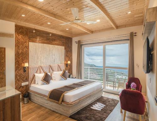 Postel nebo postele na pokoji v ubytování LakeView Kasauli Cottage