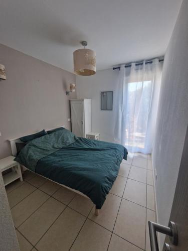 une chambre avec un lit vert et une fenêtre dans l'établissement Charmante Villa 4 pers piscine terrasse 600 m de la plage, à Belgodère