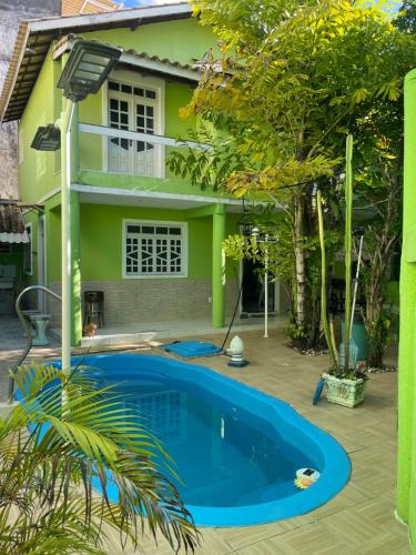 een zwembad voor een huis bij House stella maris in Salvador