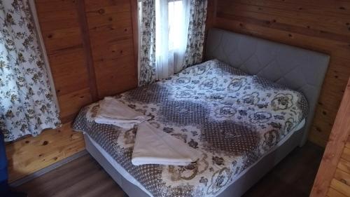 a bedroom with a bed in a wooden room at Yuvarlakçay pınar Otel in Köyceğiz