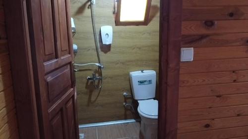 a bathroom with a toilet and a shower at Yuvarlakçay pınar Otel in Köyceğiz