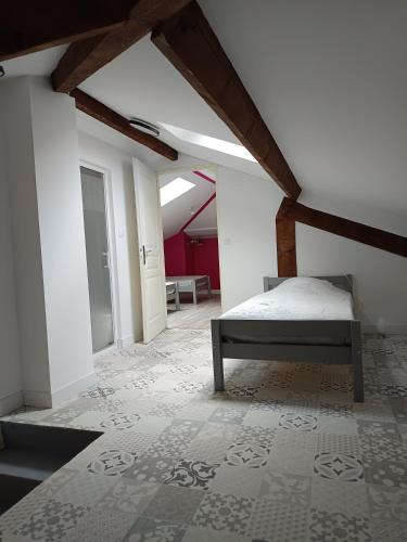 une chambre avec un lit au milieu d'une pièce dans l'établissement La Bastide, à Labastide-Saint-Pierre