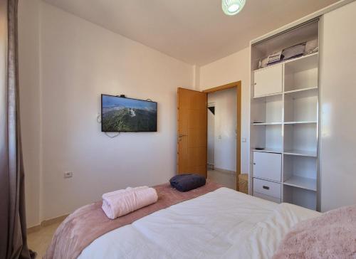 Postel nebo postele na pokoji v ubytování cloud appartement vue sur la montagne et kasbah