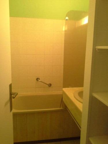 une salle de bain avec une baignoire et un lavabo dans l'établissement Studio grau du roi, au Grau-du-Roi