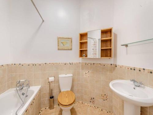 un bagno con un water, un lavandino e una vasca di White Horses - Seaviews a Ilfracombe
