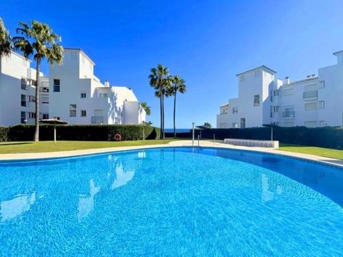Bazén v ubytování Palm Beach Residency - Beachside with Free Parking nebo v jeho okolí