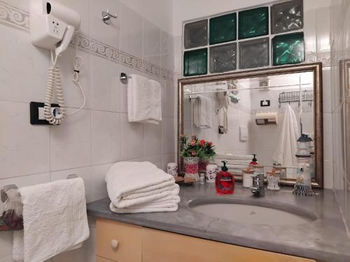łazienka z umywalką i lustrem w obiekcie Agriturismo I Pipetta w mieście Levanto