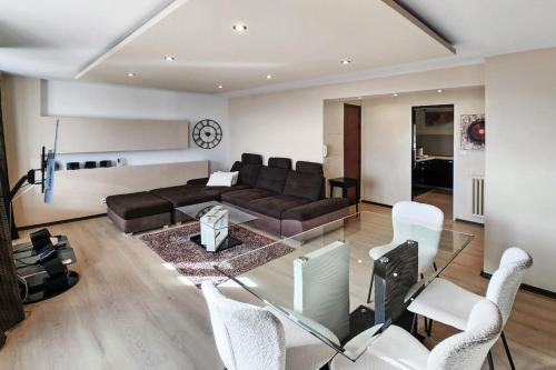 - un salon avec un canapé brun et des fauteuils blancs dans l'établissement Mulatière View, à La Mulatière