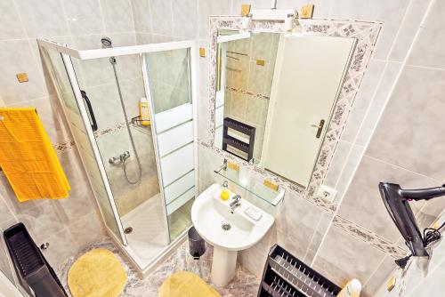 a bathroom with a sink and a mirror at Plaza España 3-bedroom central & bello apartamento in El Puerto de Santa María