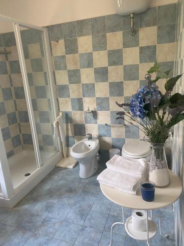 a bathroom with a toilet and a sink at Casa Diana in Tarquinia