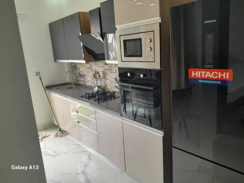 una cucina con piano cottura e forno a microonde di Nkc guest a Nouakchott