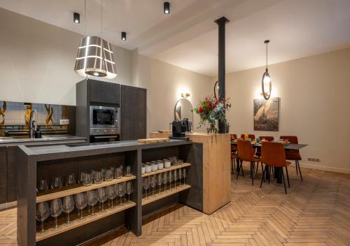 une cuisine et une salle à manger avec une table et des chaises dans l'établissement L'Atelier des Arts, à Paris