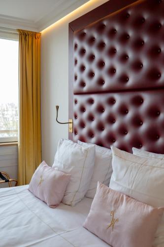 a bedroom with a bed with white sheets and pillows at Les chambres du Waterzooi in Dunkerque