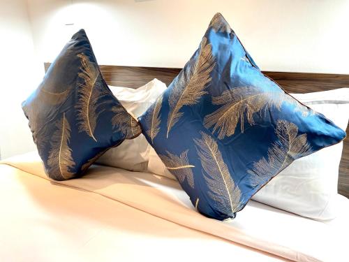 twee kussens bovenop een bed bij KS Spacious Studio Apartment in Accra