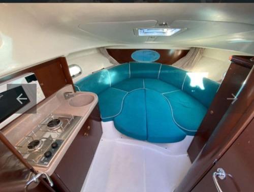 - une console centrale d'un bateau avec une cuisinière dans l'établissement Bateau au coeur d'Hendaye, à Hendaye