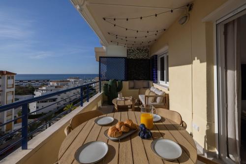 AR20 Stunning two-bed with sea views