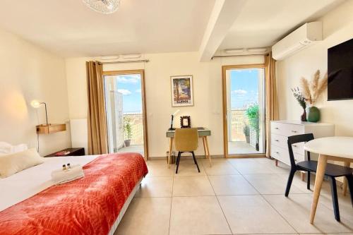 une chambre avec un lit, une table et un bureau dans l'établissement Horizon Part-Dieu, à Lyon