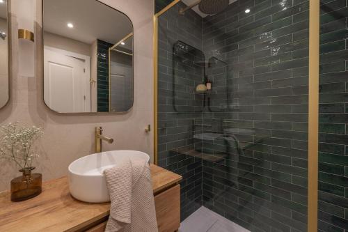 AR20 Stunning two-bed with sea views