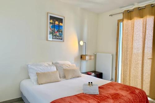 une chambre avec un lit blanc avec une couverture rouge dans l'établissement Horizon Part-Dieu, à Lyon