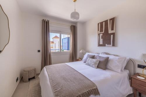 AR20 Stunning two-bed with sea views