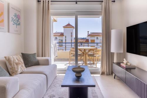 AR20 Stunning two-bed with sea views