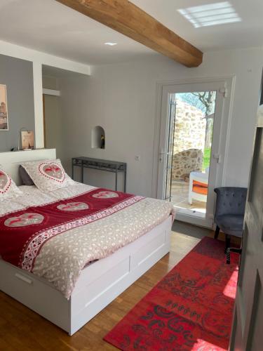 une chambre avec un lit et une porte coulissante en verre dans l'établissement Maison avec piscine 24heures du Mans, à Yvré-lʼÉvêque