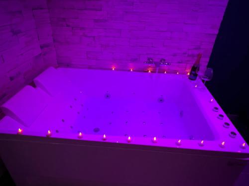 Φωτογραφία από το άλμπουμ του LeStudio83210 Loveroom jacuzzi balneo petit déjeuner inclus meublé de tourisme 3 étoiles σε Belgentier