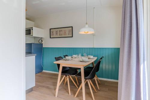 een eetkamer met een tafel en stoelen bij Hello Zeeland - Appartement Beatrixstraat 27 in Domburg