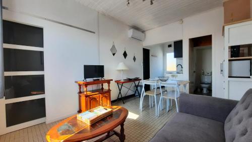 un salon avec un canapé et une table dans l'établissement Logement de vacances 4 pers proche plan d'eau, à L'Aiguillon-la-Presqu'île