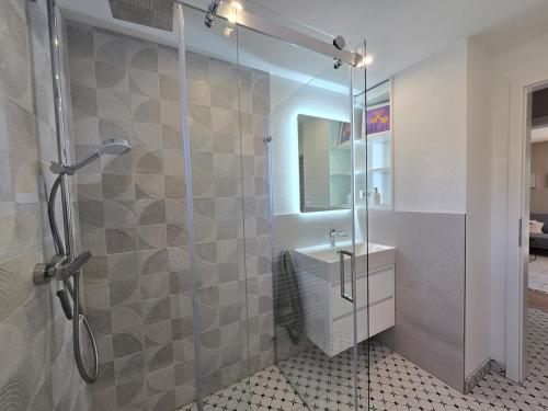 un baño con ducha y lavabo en Charmante 3-Schlafzimmer Wohnung mit Garten, en Lörrach