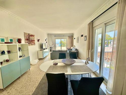 A2405 Modern 2 bed 2 bath Penthouse Burriana Beach