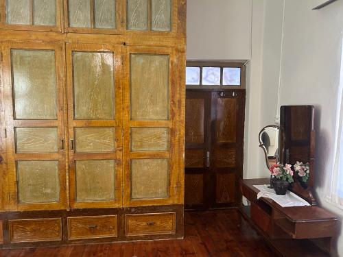 a wooden door with glass panels in a room at Bayraktar Konağı City Center in Demre