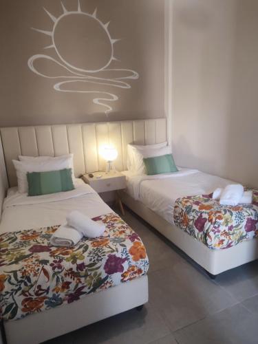 two beds in a hotel room with a bedsenalsenalsenalsenalsenalsenalangering at Kalliope's house in Knossos in Knosos