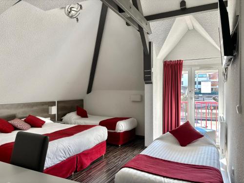 Postel nebo postele na pokoji v ubytování Hôtel de France Contact-Hôtel