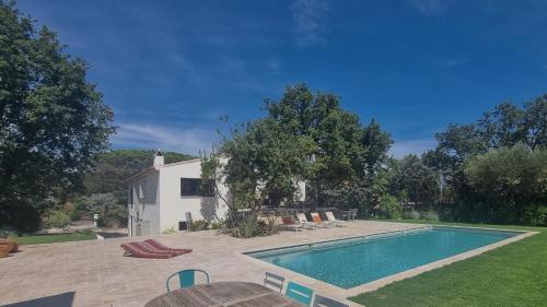 une piscine dans la cour d'une maison dans l'établissement Villa Antassi enjoy the sun, à Grimaud