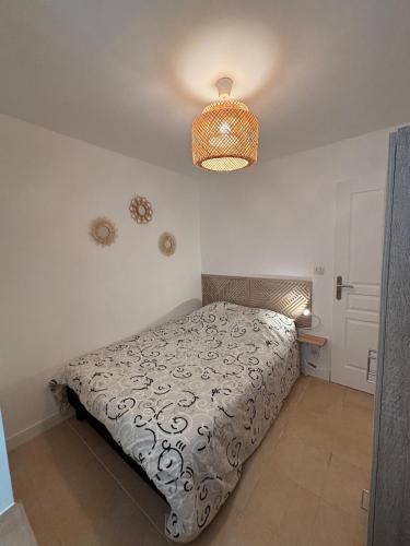 - une chambre avec un lit et une lumière dans l'établissement Le joli petit Bannier T2 Neuf , Fibre, à Orléans