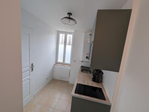 une cuisine avec un comptoir et une fenêtre dans l'établissement Le joli petit Bannier T2 Neuf , Fibre, à Orléans