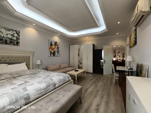 Cozy and Vibrant Room in villa Al Wasl #5