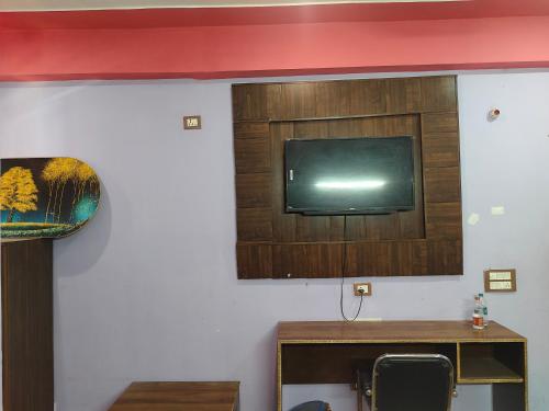 TV a/nebo společenská místnost v ubytování Govind Residency
