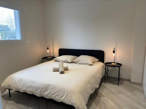 ein Schlafzimmer mit einem Bett, auf dem ein Teddybär liegt in der Unterkunft Le spacieux au dernier étage avec vue dégagée in Arthaz-Pont-Notre-Dame