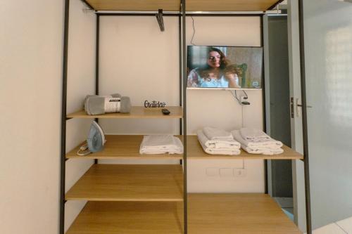 a room with a closet with a woman in the mirror at Apartamento Economico - AL18 in Maringá