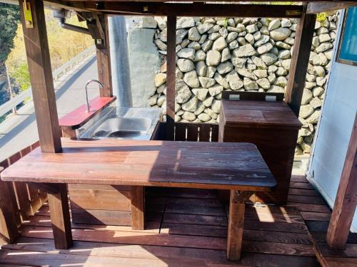 Un balcón o terraza en オーシャンフロントで夕日眺めながら海水浴とバーベキュー出来る1日1組の貸し切り絶景宿トリノウタ