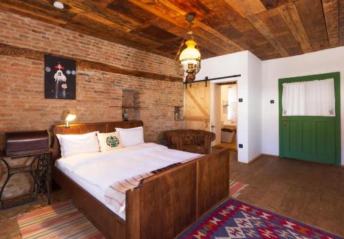 a bedroom with a bed and a brick wall at Critz Cross in Criţ
